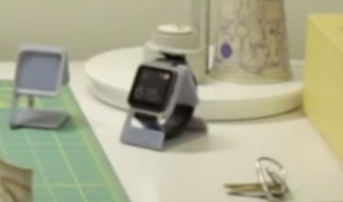 Eine HTC Smartwatch zeigt sich auf einem Mitarbeiter-Schreibtisch