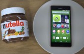 Ein Glas Nutella und ein Sony Xperia Z3 auf einem Teller
