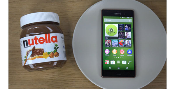 Ein Glas Nutella und ein Sony Xperia Z3 auf einem Teller