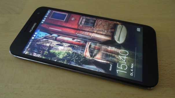Angeschaltetes Huawei Ascend G7 zeigt den Lockscreen mit Zeit und Hintergrundbild. Rechts unten das Kamerasymbol wie man es von Android kennt.