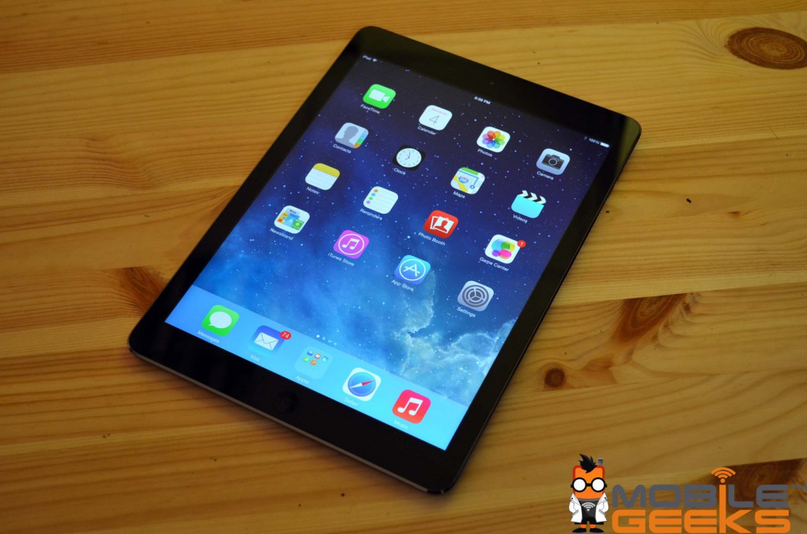 iPad Air auf einem Holztisch