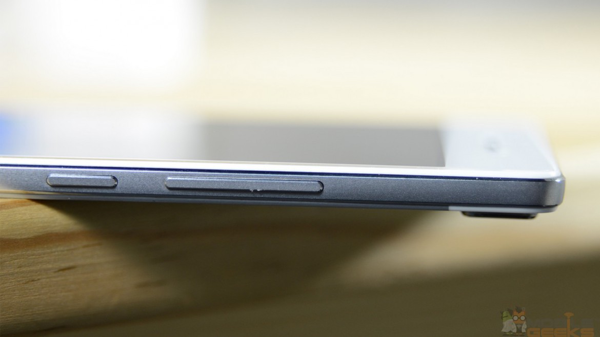 Oppo R5: Seitenansicht mit Blick auf Lautstärke- und Power-Buttons