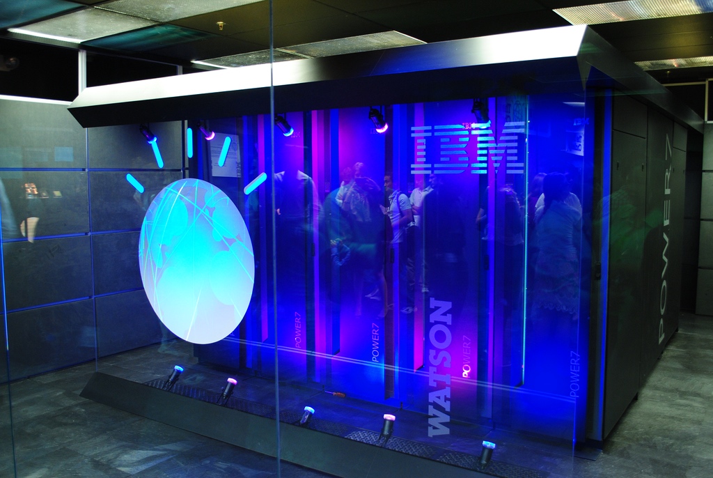 Blaues Daten-Center, das den Supercomputer Watson zeigt.