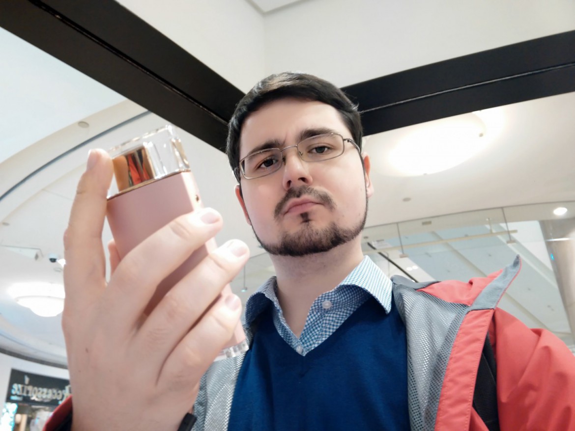 Ein Selfie mit der Sony Selfie-Kamera (DSC-KW11) im Parfümflakon-Design