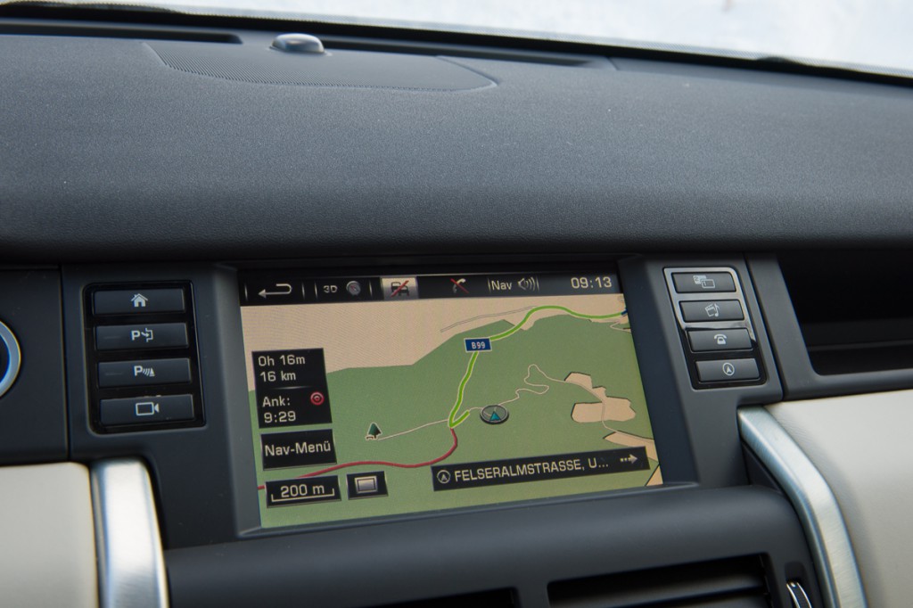 2015-Land-Rover-Discovery-Sport-Infotainment-01