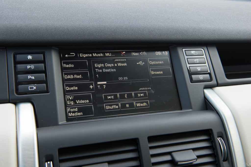 2015-Land-Rover-Discovery-Sport-Infotainment-02