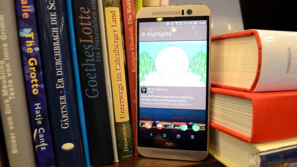 HTC One M9 im Bücherregal - Vorderseite