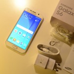 Samsung Galaxy S6 - Unboxing: Smartphone, Ladegerät und Verpackung
