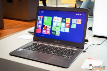 ASUS ZenBook UX 305 - aufgeklappt mit Blick auf Windows 8.1