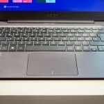 ASUS ZenBook UX 305 Tastatur und Trackpad