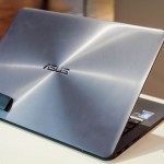 ASUS ZenBook UX 305 aufgeklappt von hinten