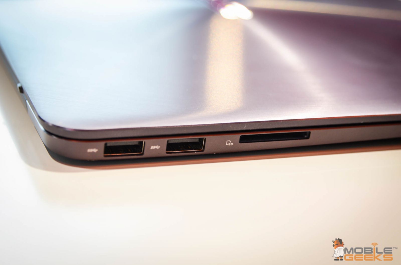 ASUS ZenBook UX 305 - Anschlüsse links 