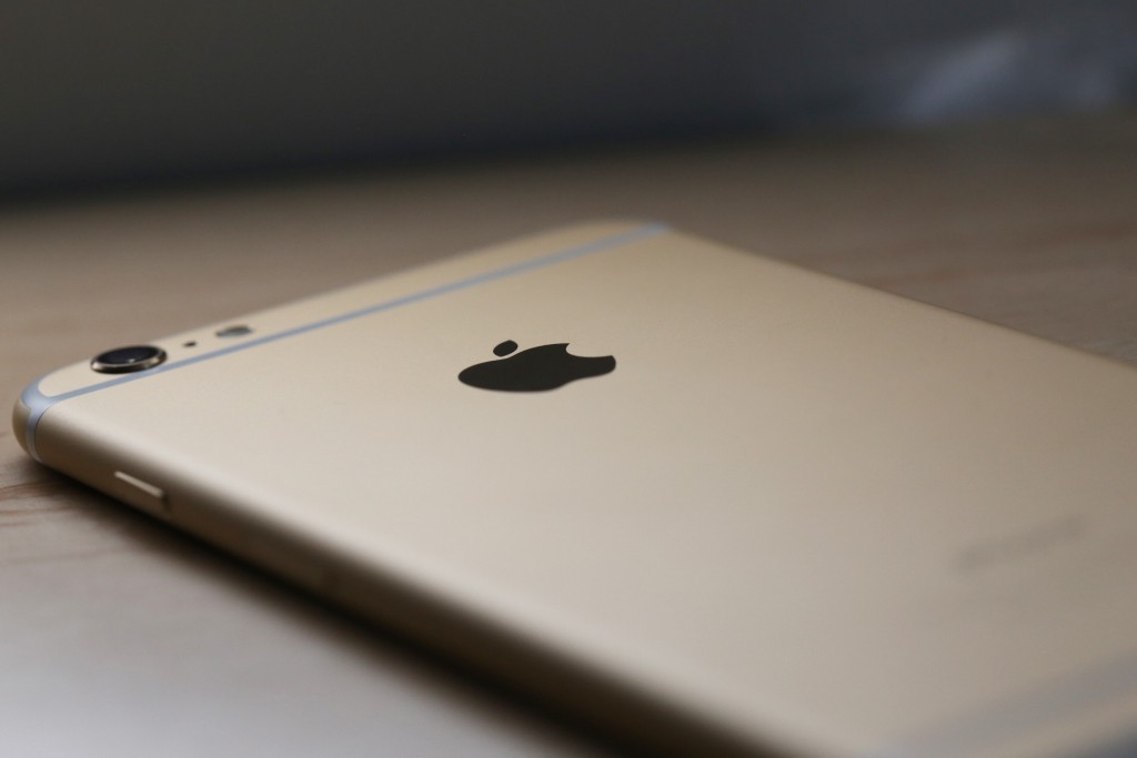 Goldenes iPhone 6 Plus auf dem Tisch liegend