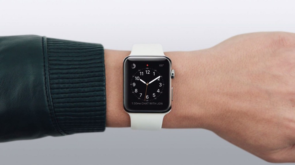 Apple Watch mit weißem Armband an einem Handgelenk