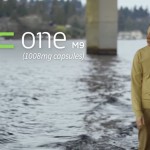 Mann spaziert am Flussufer, HTC One M9-Schriftzug eingeblendet