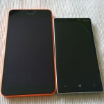Größenvergleich mit dem Nokia Lumia 930.