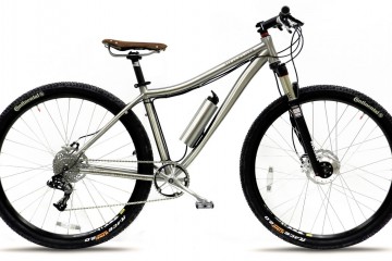 Abbildung des elektrischen Fahrrads in der Seitenansicht vor weißem Hintergrund.