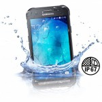 Die Abbildung zeigt ein Samsung "Galaxy Xcover 3" das ins Wasser fällt sowie ein "IP 67"-Logo.