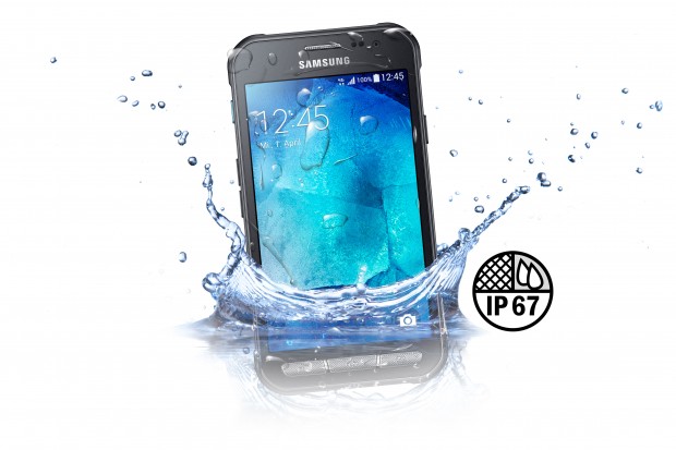 Die Abbildung zeigt ein Samsung "Galaxy Xcover 3" das ins Wasser fällt sowie ein "IP 67"-Logo.
