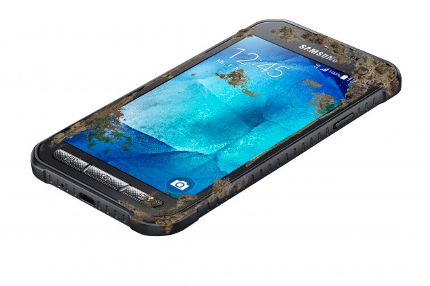 Die Abbildung zeigt ein verdrecktes Samsung "Galaxy Xcover 3".
