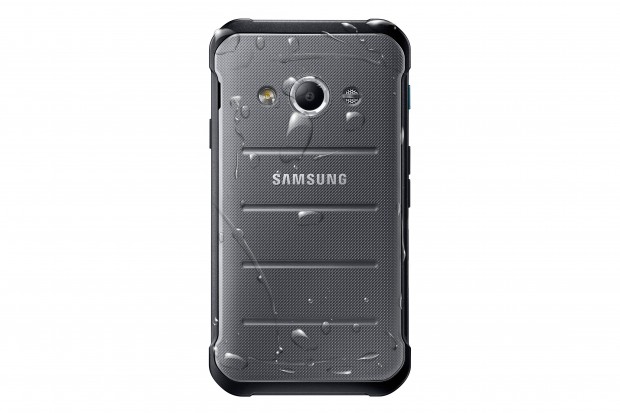 Die Abbildung zeigt die Rückseite eines nassen Samsung "Galaxy Xcover 3".