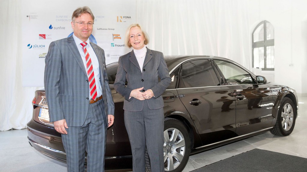 Prof. Dr. Johanna Wanka, Bundesministerin für Bildung und Forschung mit Reiner Mangold, Leiter nachhaltige Produktentwicklung bei Audi