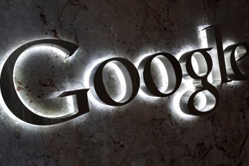 Google Logo auf schwarzem Hintergrund