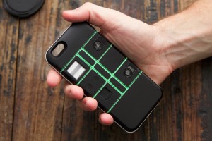 "Nexpaq"-Smartphone Case in einer Hand.