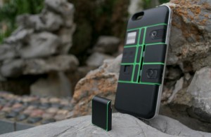 "Nexpaq"-Smartphone Case mit einem herausgenommenen Modul in der Natur.