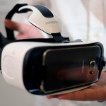 Samsung "Gear VR" für "Galaxy S6 (Edge)" wird auf Händen präsentiert.