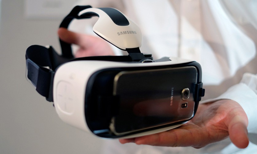Samsung "Gear VR" für "Galaxy S6 (Edge)" wird auf Händen präsentiert.