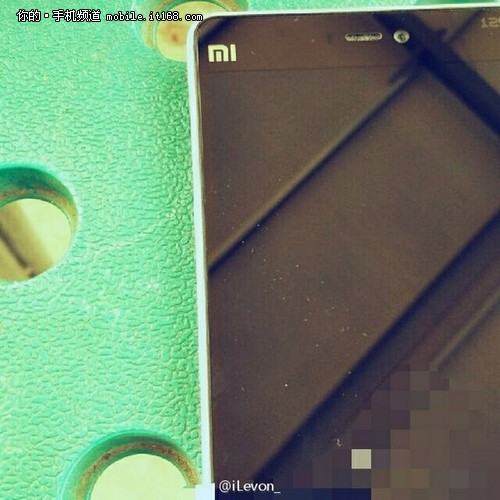 Die Abbildung zeigt einen Teil der Frontseite des Xiaomi "Mi 4i".