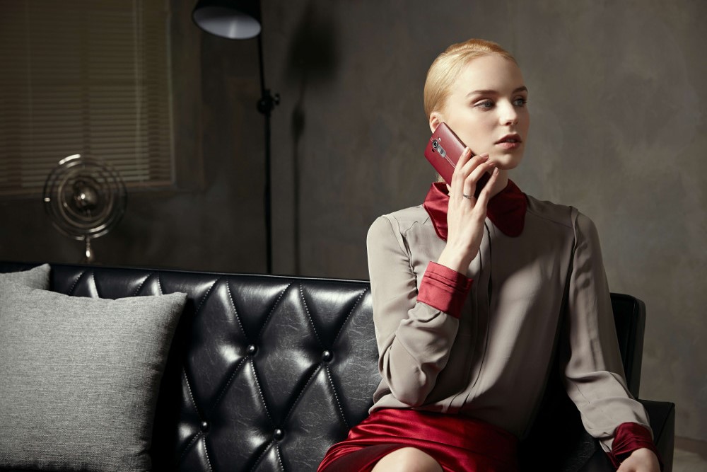 Frau auf Leder-Couch telefoniert mit LG G4