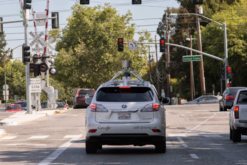 Google Self-Driving Car: Lexus von hinten, an einer Kreuzung stehend
