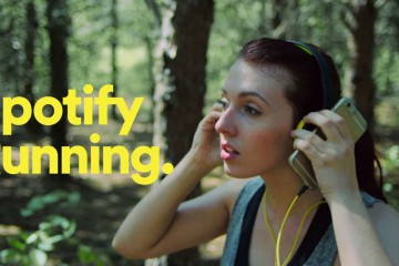 Spotify Running: Frau im Wald nutzt das Running-Feature von Spotify