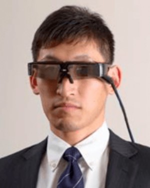 Prototyp einer Datenbrille von Fujitsu, die von einem Japaner getragen wird.