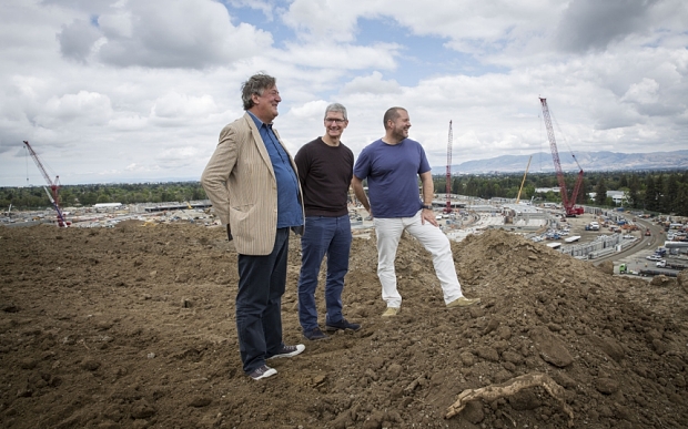 Jony Ive, Tim Cook und ein Telegraph-Reporter auf einer Baustelle 