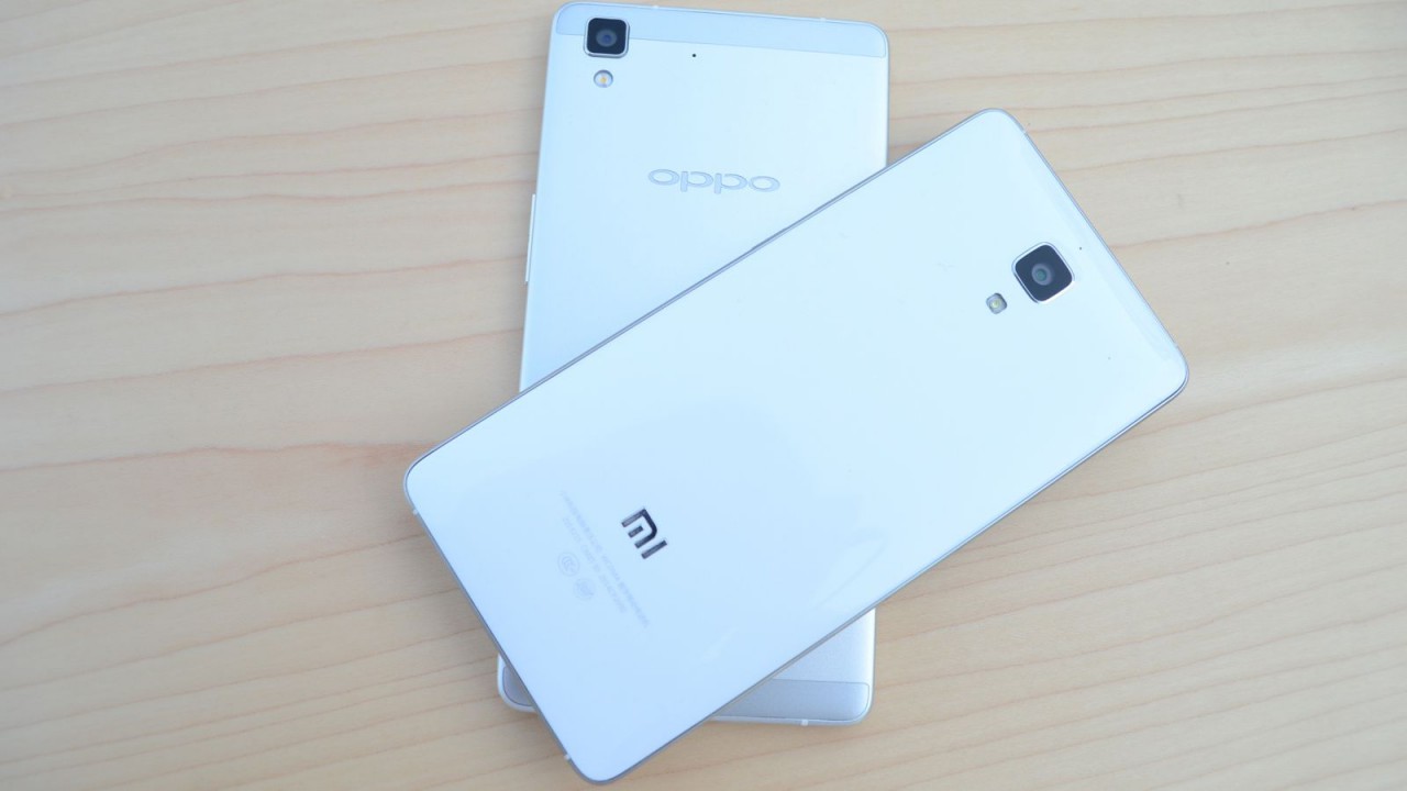 OPPO R7 liegt auf dem Tisch, auf dem R7 das Xiaomi Mi4, jeweils Rückseiten nach oben