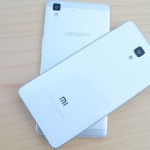 OPPO R7 liegt auf dem Tisch, auf dem R7 das Xiaomi Mi4, jeweils Rückseiten nach oben