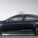 Tesla Model S vor einer Powerwall in der Garage