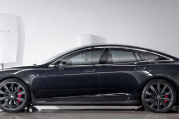 Tesla Model S vor einer Powerwall in der Garage