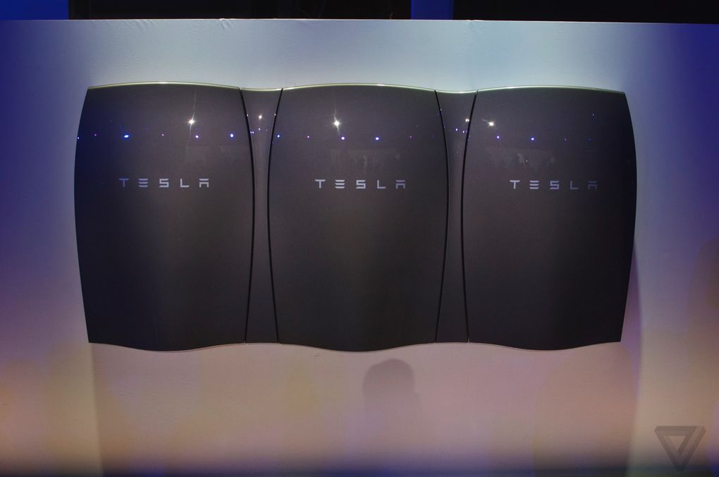 Teslas Powerwall in der Farbe grau.