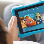 Kind hält Amazon Fire HD Kids Edition
