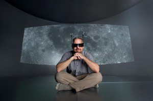 David Laidlaw sitzt mit 3D-Brille im Yurt