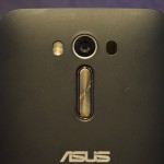 ASUS ZenFone 2: schwarze Rückseite der neuen Version, obere Hälfte - mit Blick auf die Kamera-Technik