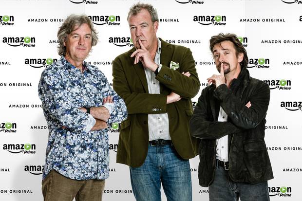 Clarkson, Hammond und May vor Amazon Prime-Wand