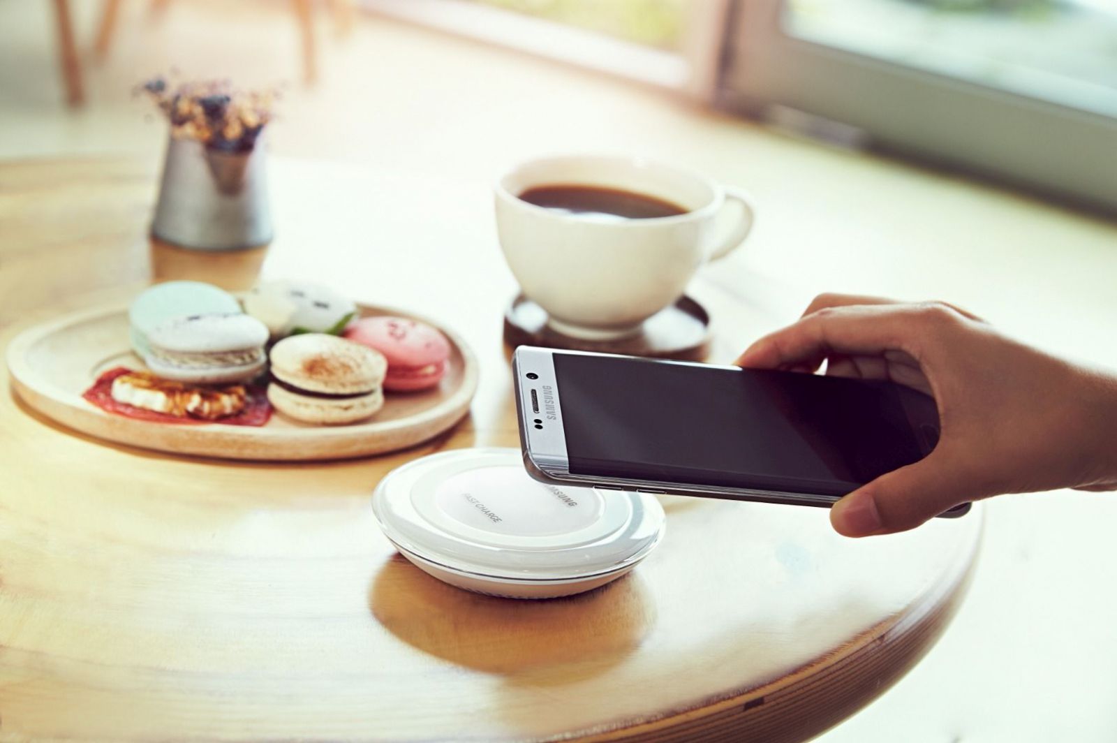 Galaxy S6 edge+ mit Wireless Charger auf dem Tisch