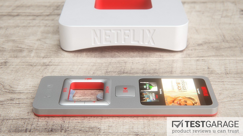 Netflix-Box von vorn, Fernbedienung liegt davor