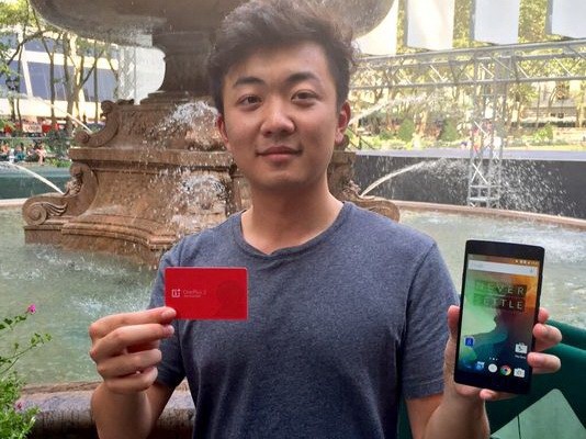 Carl Pei von OnePlus mit Smartphone