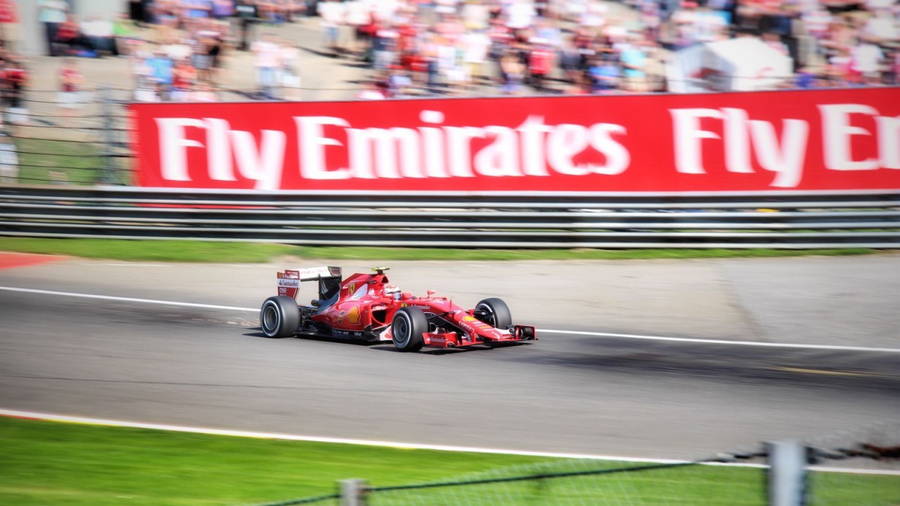Vettel im Ferrari auf der Strecke in Spa